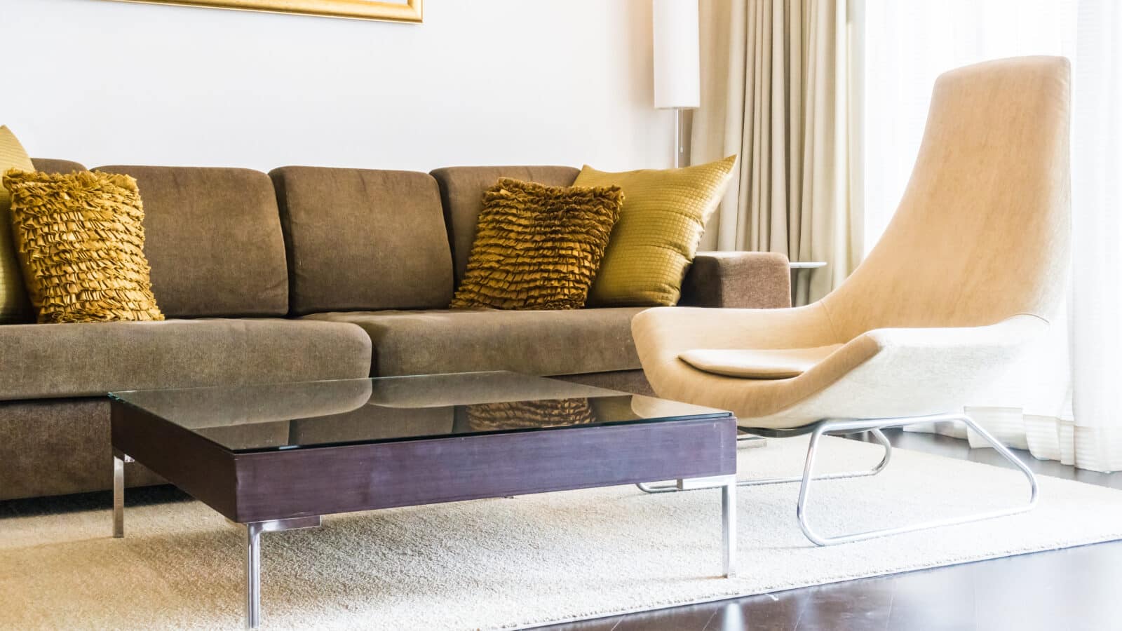 Canapé et table basse dans un salon meublé, exemple de mobilier amortissable en LMNP