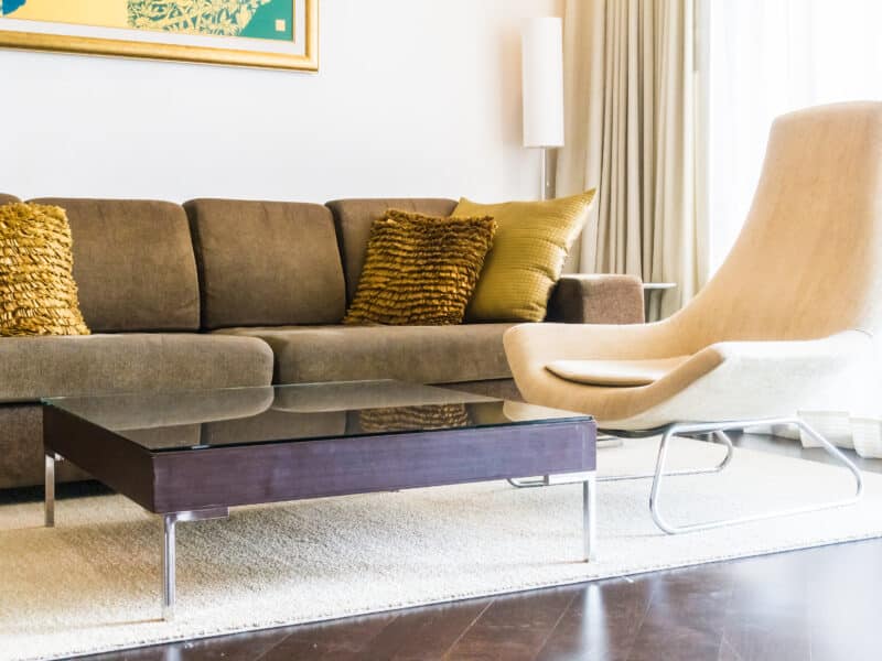 Canapé et table basse dans un salon meublé, exemple de mobilier amortissable en LMNP