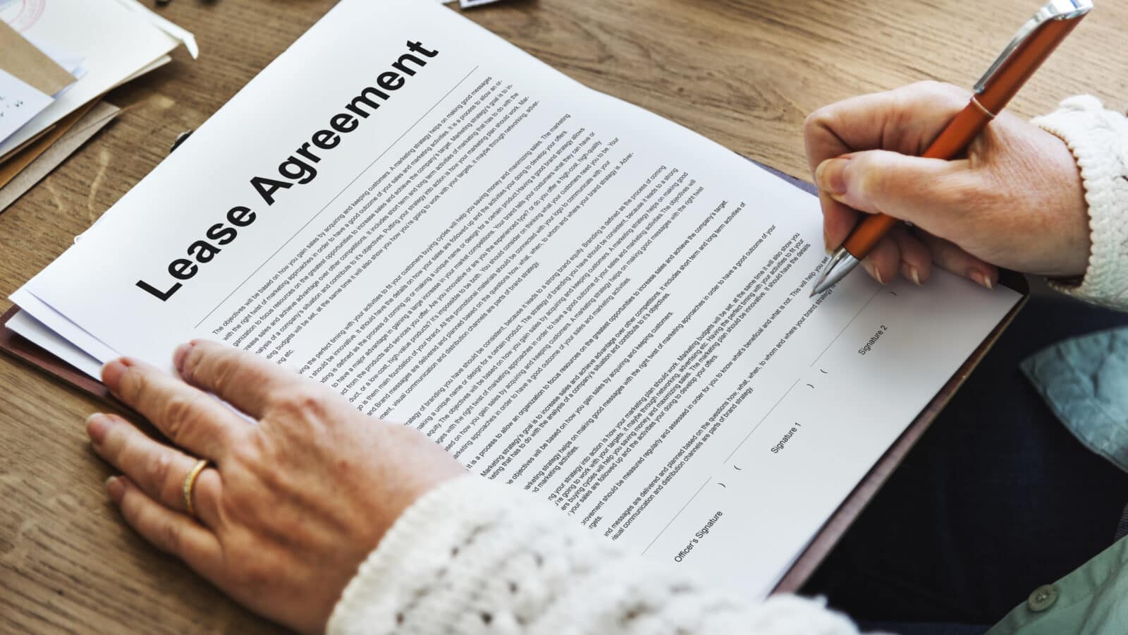 Contrat de bail de location meublée et clés sur une table
