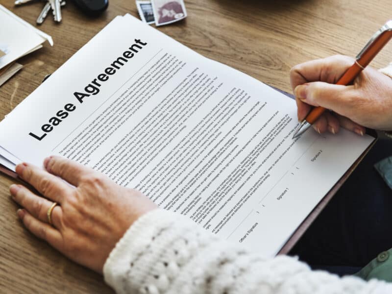 Contrat de bail de location meublée et clés sur une table