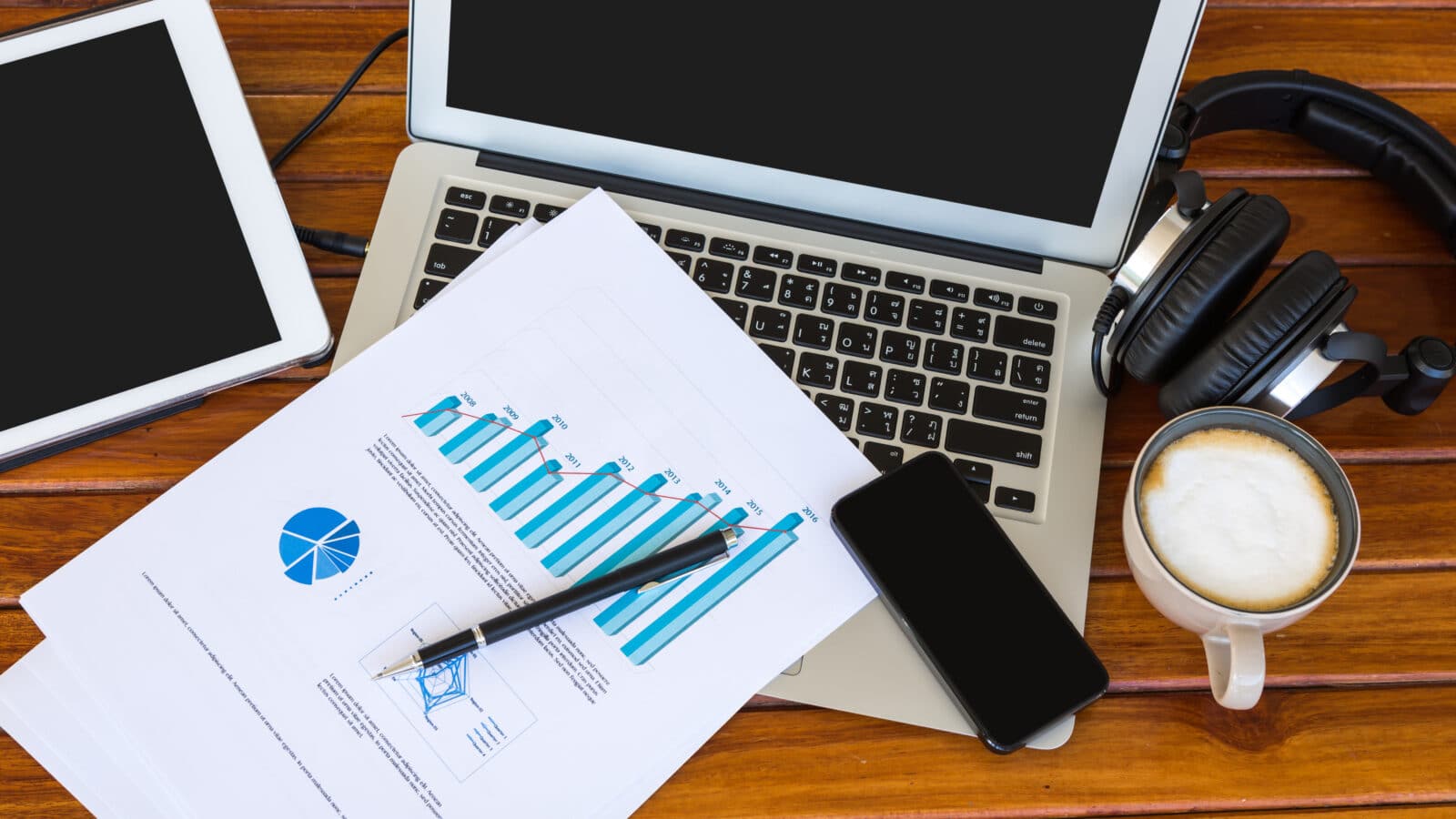 Ordinateur portable avec documents et graphiques, illustration logiciel de gestion locative