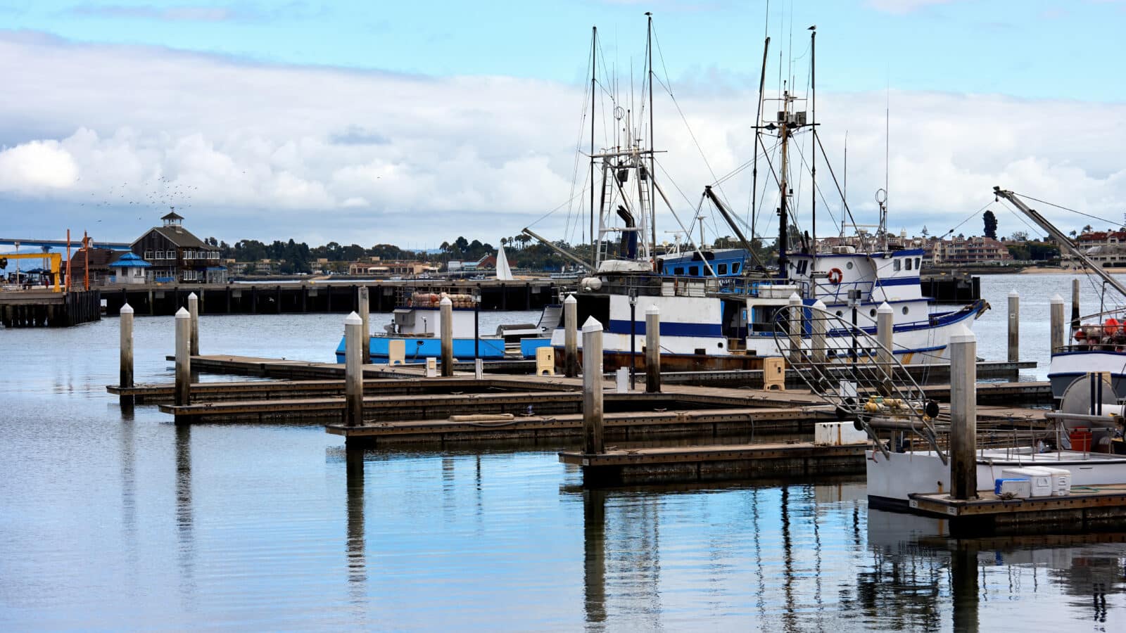 Bateaux de pêche dans un port, photo d'illustration