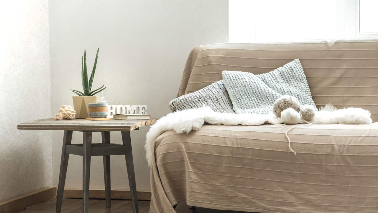 Canapé et mobilier d'un salon meublé, éléments amortissables en LMNP au régime réel