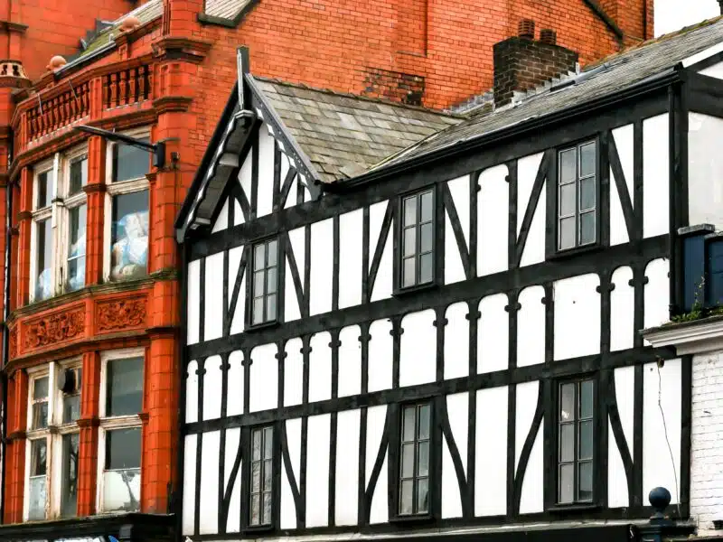 Photo d'illustration d'une ville française ancienne à colombages, à titre illustratif pour l'article investir en LMNP à Limoges