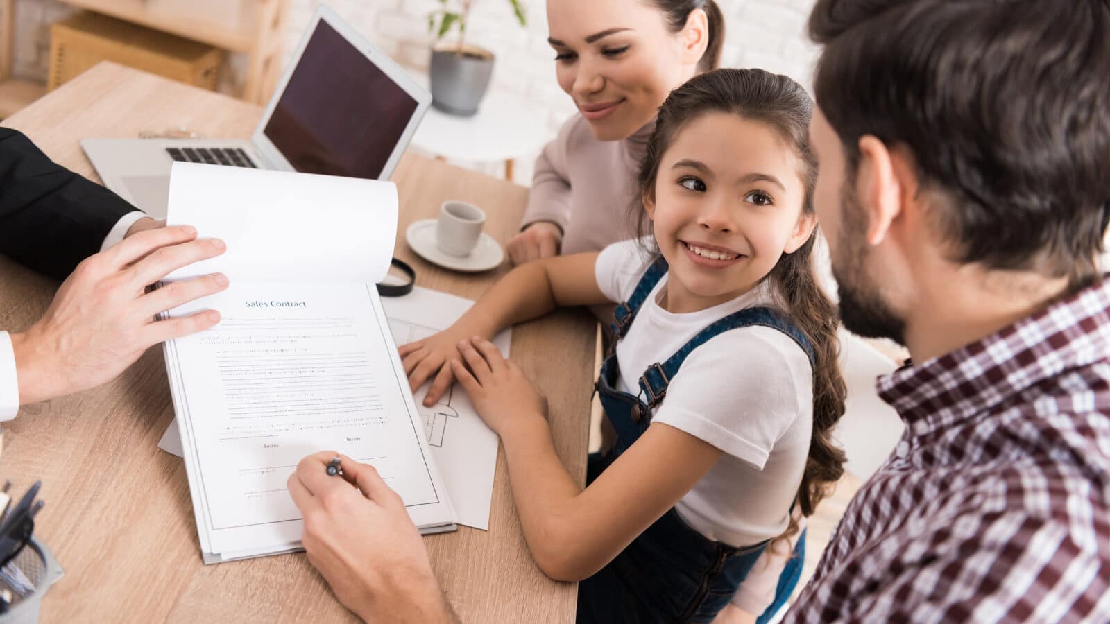 Famille signant un contrat, illustration LMNP et SARL de famille