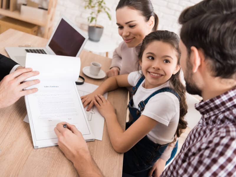 Famille signant un contrat, illustration LMNP et SARL de famille