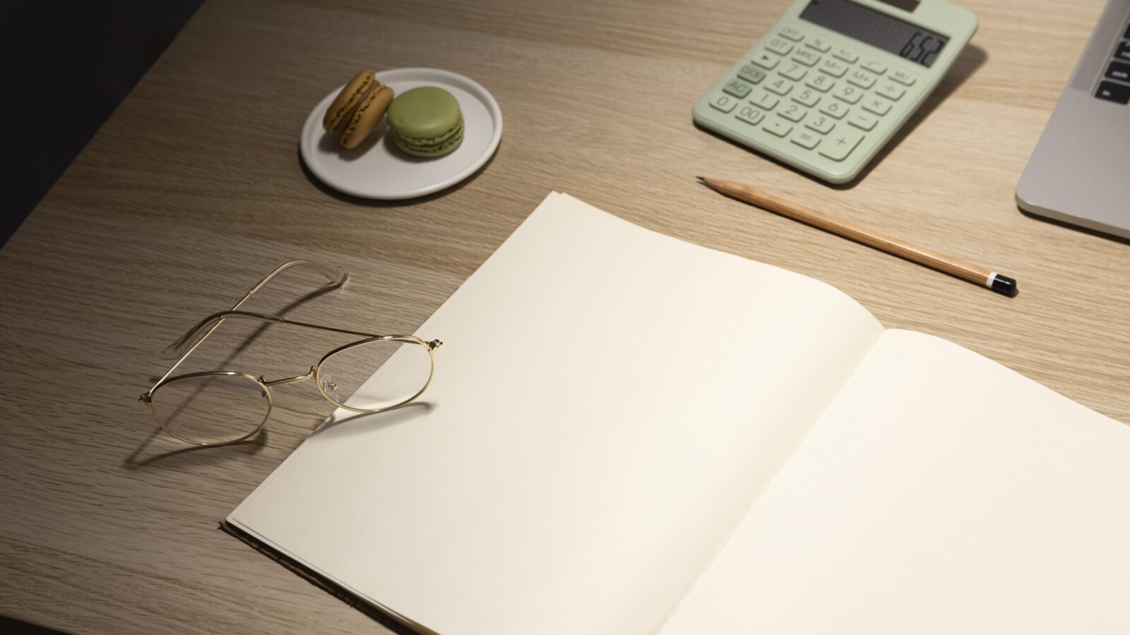 Bureau épuré avec ordinateur portable près d'une fenêtre, déclaration LMNP en ligne depuis chez soi