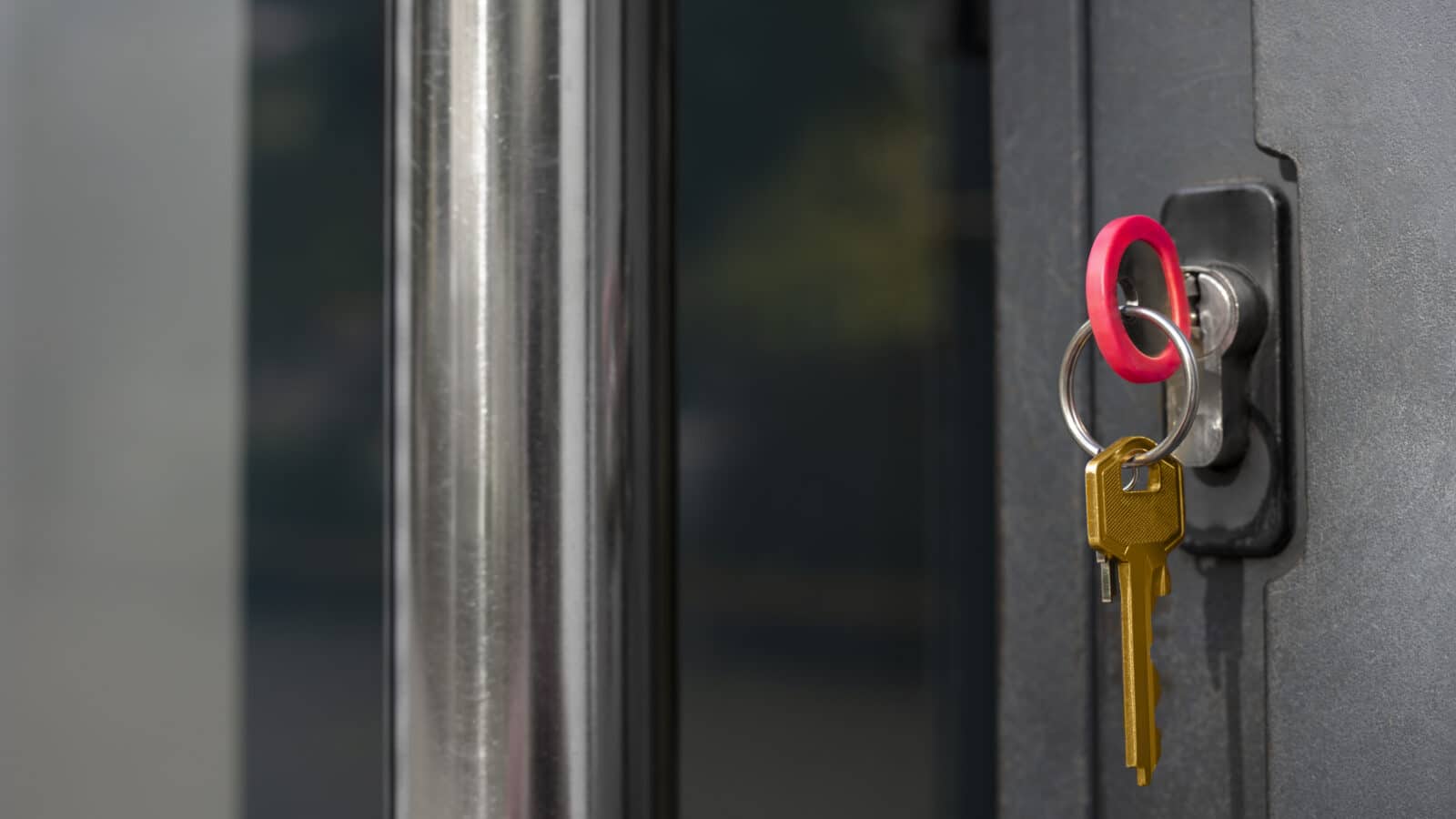 Clé dans la serrure d'une porte d'entrée, symbole du démarrage d'activité de loueur en meublé