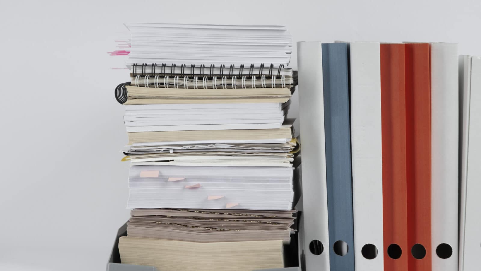 Piles de documents papier empilés sur un bureau, illustrant la liasse fiscale LMNP (formulaire 2031 et annexes 2033)