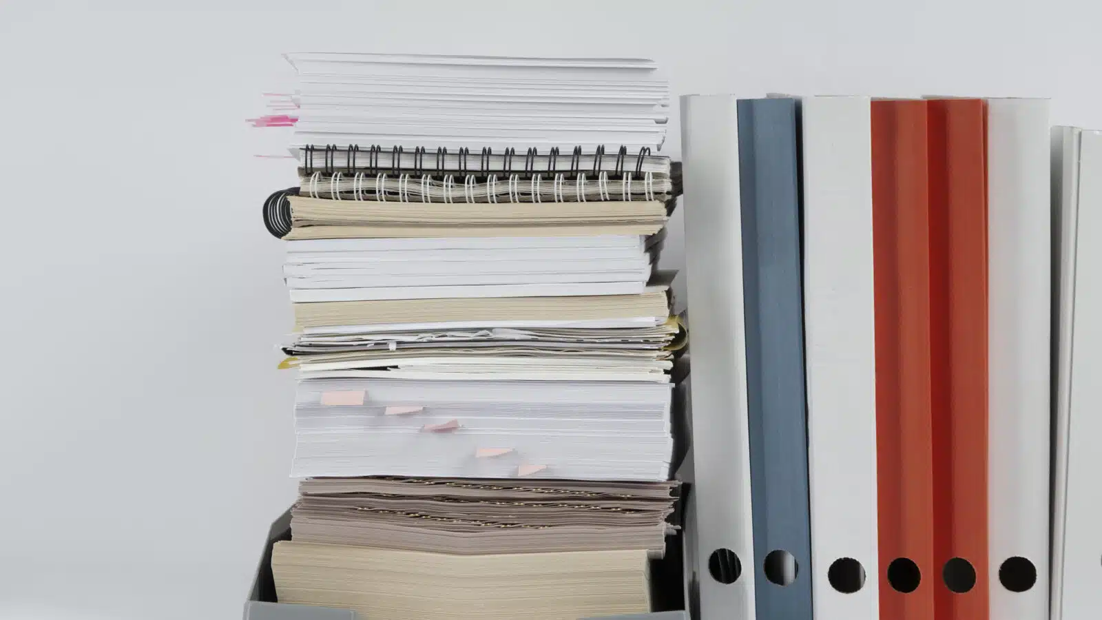 Piles de documents papier empilés sur un bureau, illustrant la liasse fiscale LMNP (formulaire 2031 et annexes 2033)