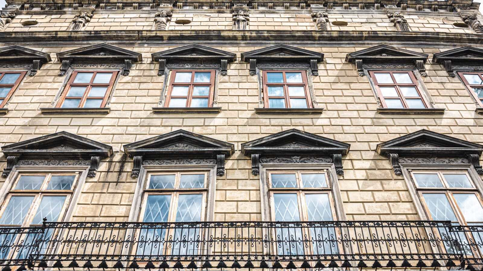 Façade d'un immeuble ancien, illustrant le choix entre investir en LMNP dans l'ancien ou dans le neuf