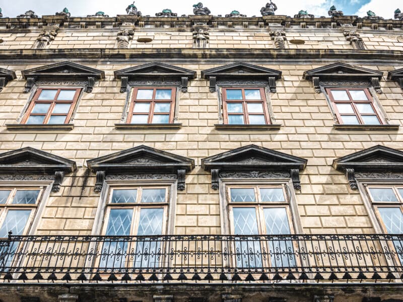 Façade d'un immeuble ancien, illustrant le choix entre investir en LMNP dans l'ancien ou dans le neuf