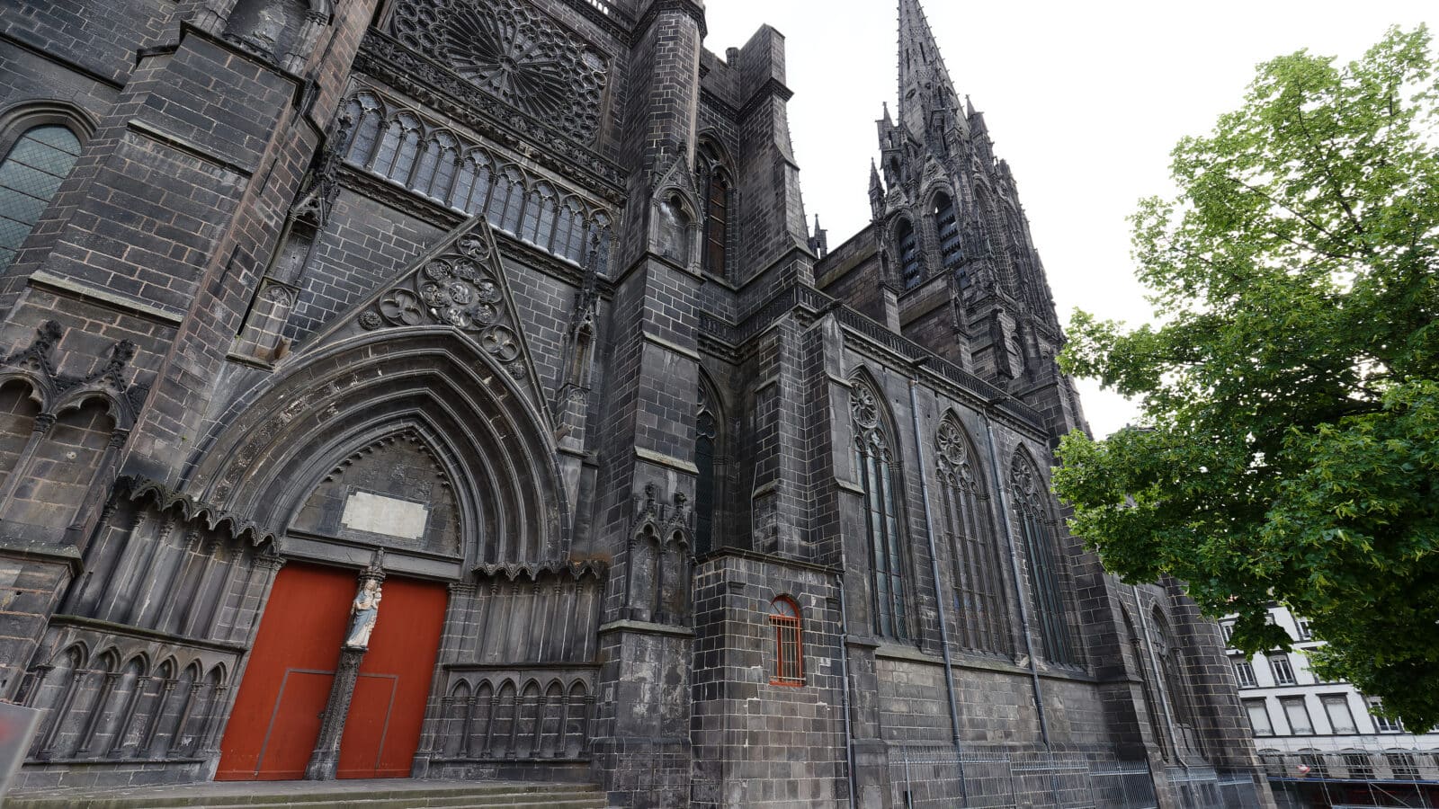 La cathédrale Notre-Dame-de-l'Assomption, en pierre de Volvic noire, monument emblématique du centre de Clermont-Ferrand