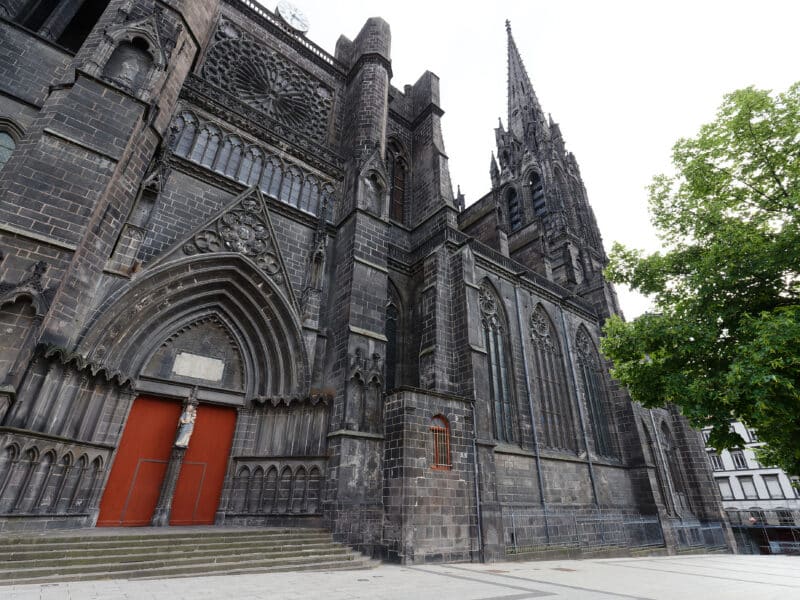 La cathédrale Notre-Dame-de-l'Assomption, en pierre de Volvic noire, monument emblématique du centre de Clermont-Ferrand