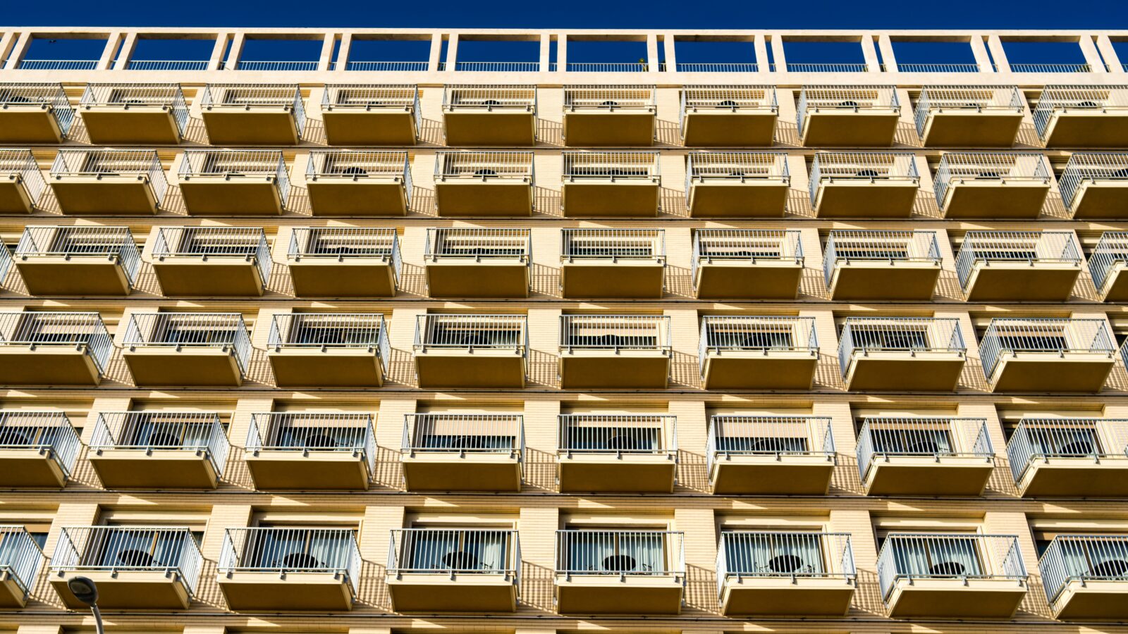 Façade d'un immeuble moderne pouvant abriter une résidence étudiante, senior ou d'affaires en LMNP géré