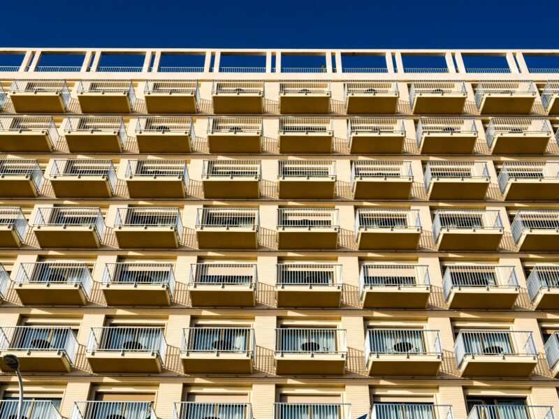 Façade d'un immeuble moderne pouvant abriter une résidence étudiante, senior ou d'affaires en LMNP géré