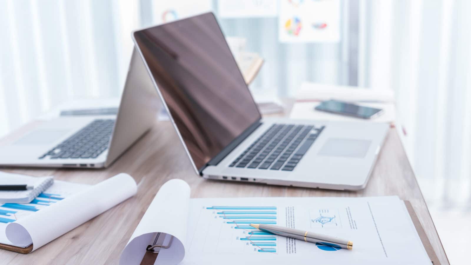 Graphiques financiers et ordinateur portable, illustration comptabilité LMNP