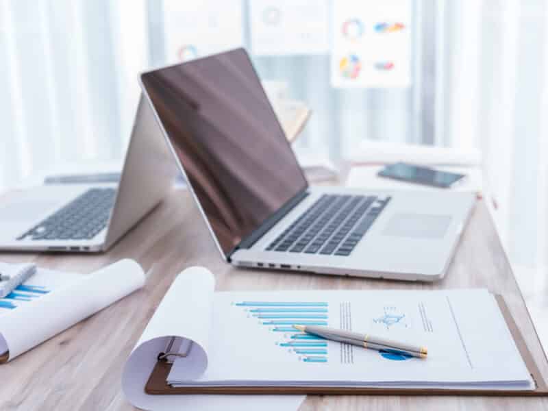 Graphiques financiers et ordinateur portable, illustration comptabilité LMNP