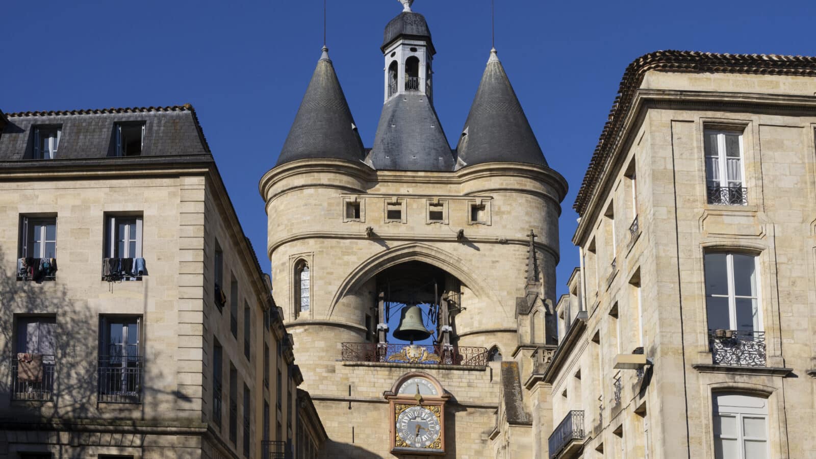 Architecture typique de Bordeaux, immeuble en pierre calcaire, exemple de bien à évaluer pour un investissement LMNP