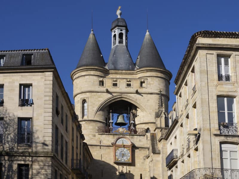 Architecture typique de Bordeaux, immeuble en pierre calcaire, exemple de bien à évaluer pour un investissement LMNP