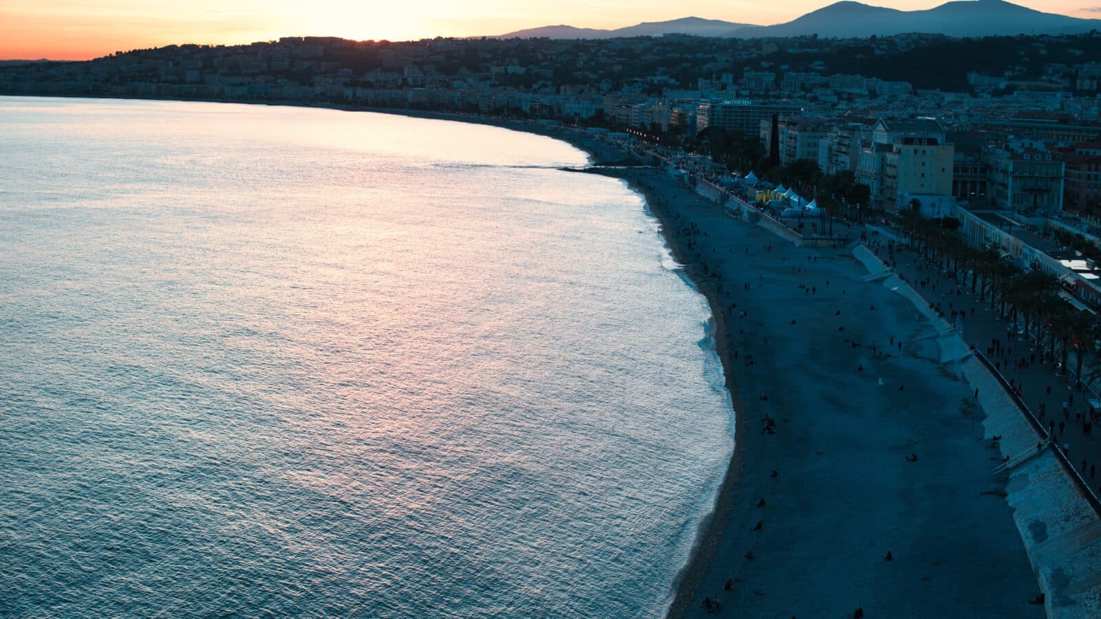 La Promenade des Anglais et la baie des Anges, image emblématique de Nice