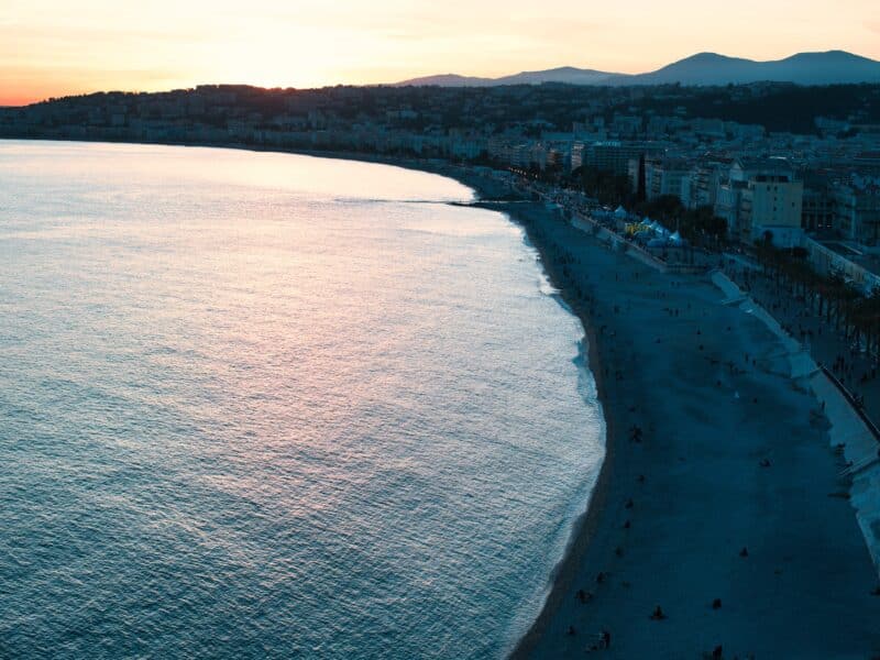 La Promenade des Anglais et la baie des Anges, image emblématique de Nice