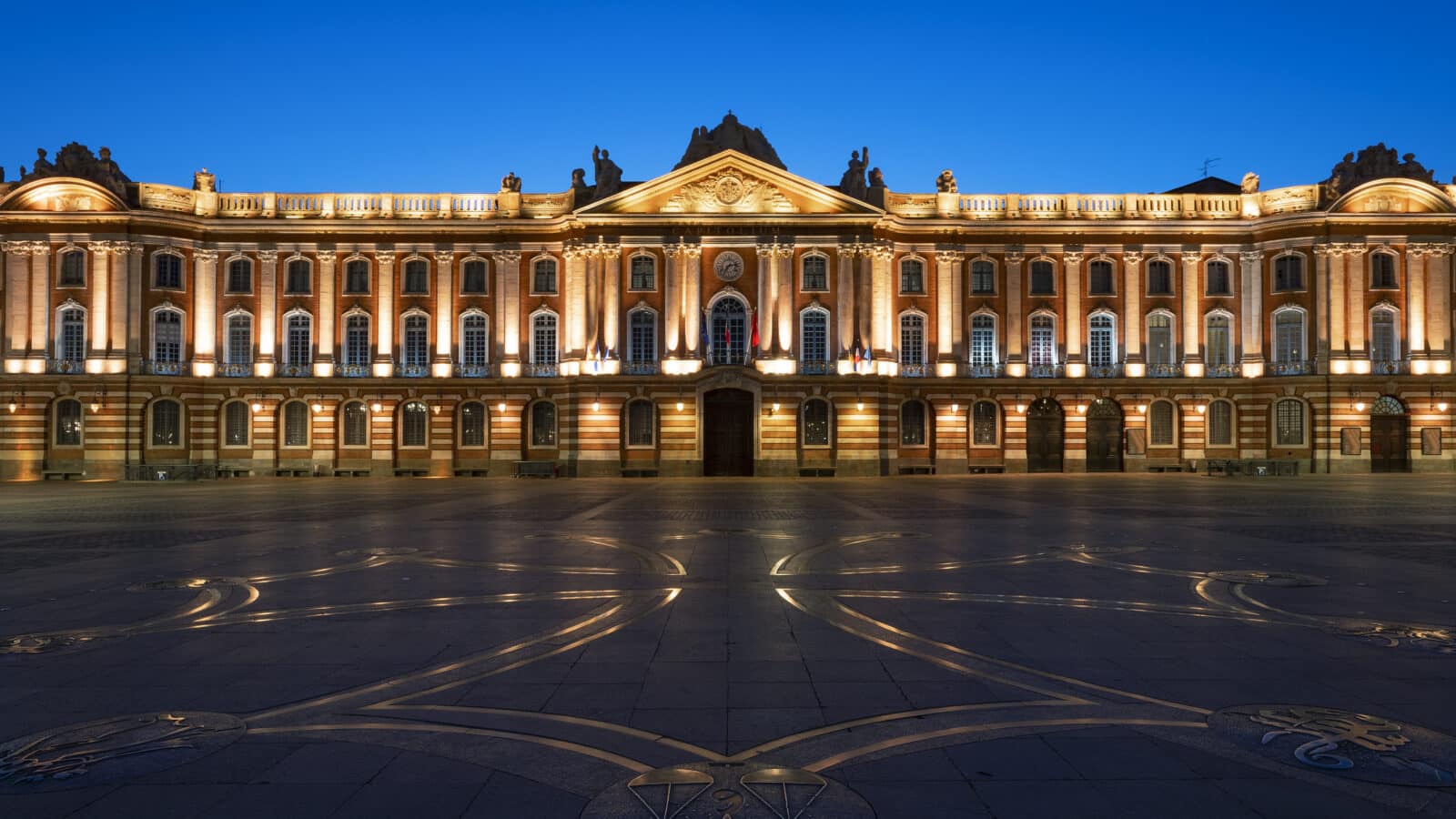 Le Capitole de Toulouse, hôtel de ville et place centrale de la ville rose