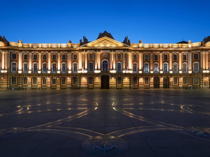 Le Capitole de Toulouse, hôtel de ville et place centrale de la ville rose