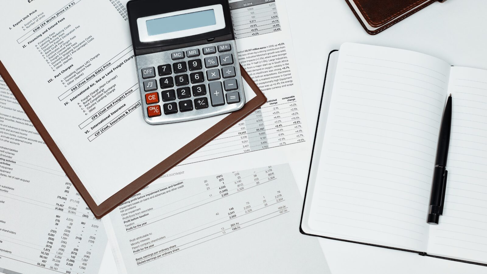 Documents et calculatrice illustrant les charges déductibles en location meublée