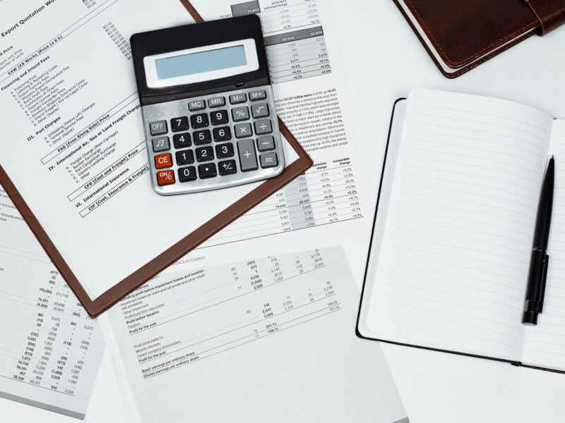 Documents et calculatrice illustrant les charges déductibles en location meublée