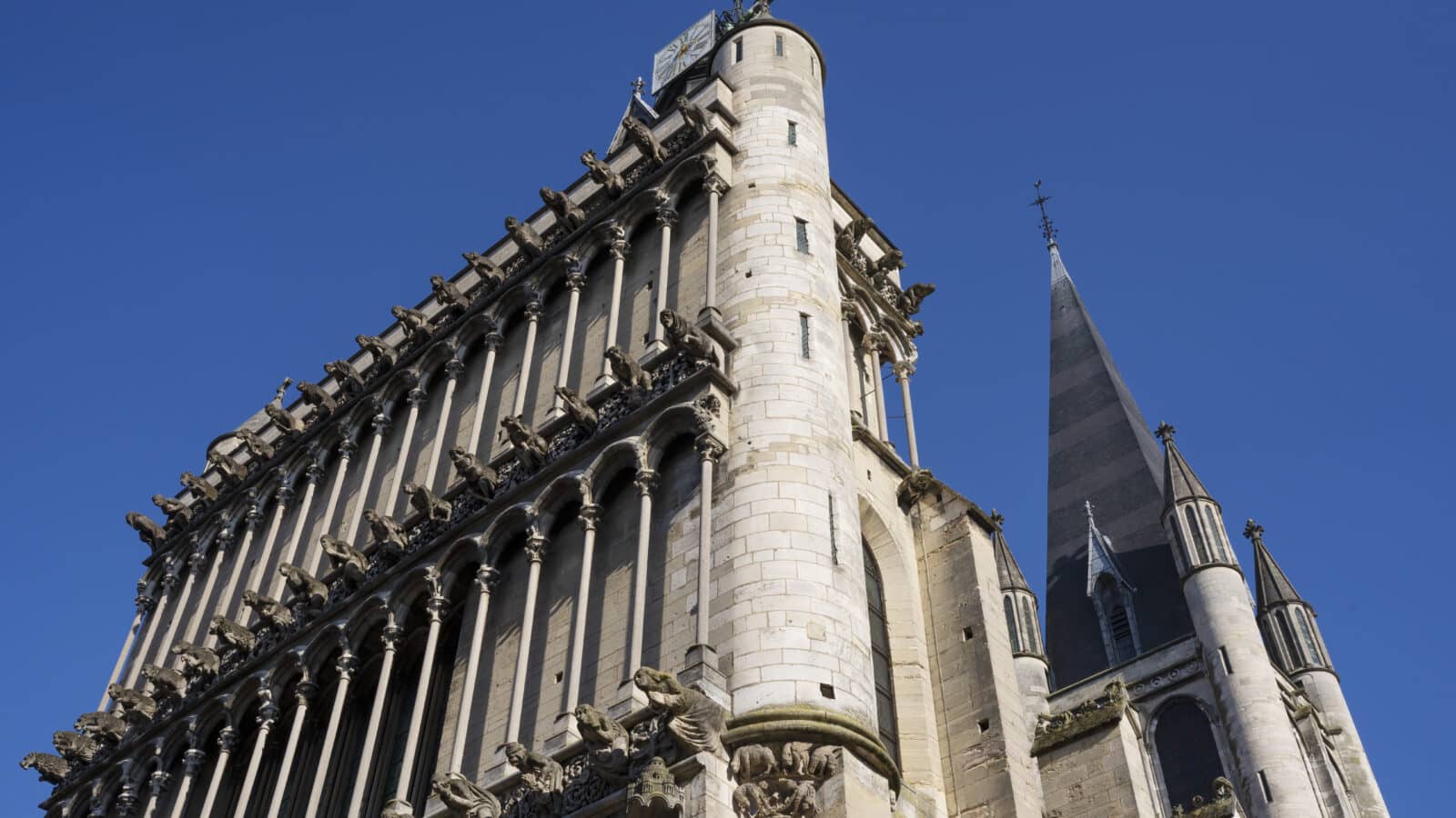 La façade gothique de Notre-Dame de Dijon, célèbre église du centre historique de Dijon