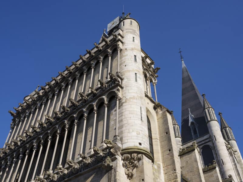La façade gothique de Notre-Dame de Dijon, célèbre église du centre historique de Dijon