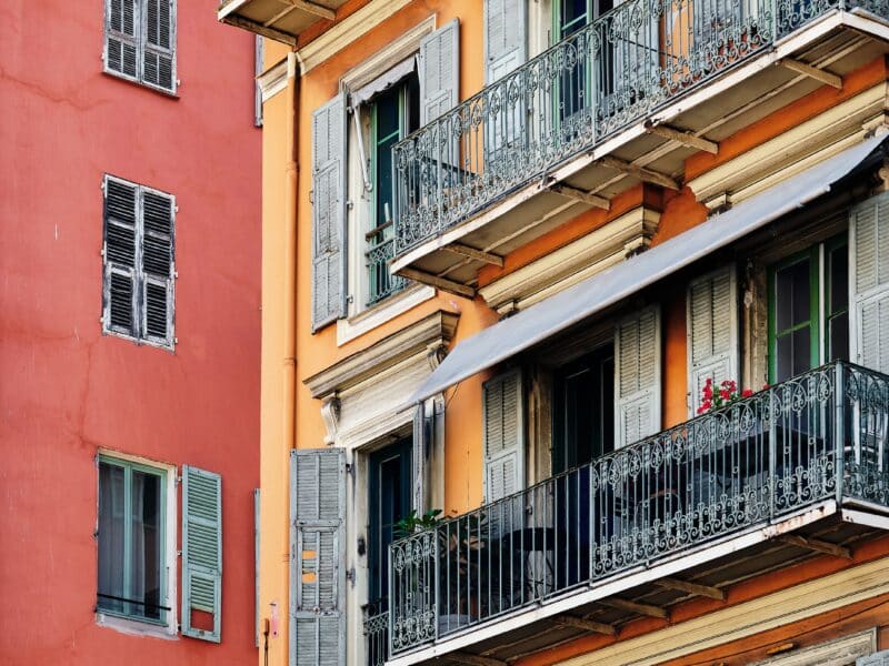 Façade colorée d'un immeuble résidentiel à Nice, illustration du choix entre LMNP et SCI