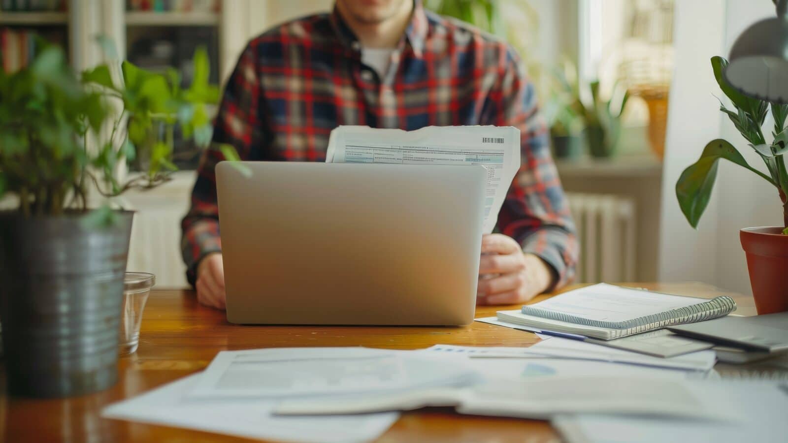 Documents et ordinateur portable pour la déclaration et la facturation d'un loueur en meublé