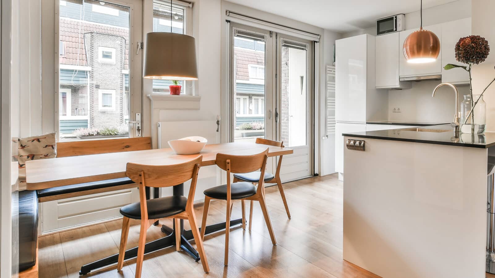 Table et sièges dans une salle à manger meublée, lumière naturelle