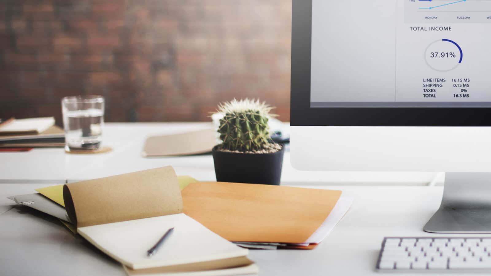 Bureau avec ordinateur et bloc-notes, illustration choix entre logiciel et expert-comptable