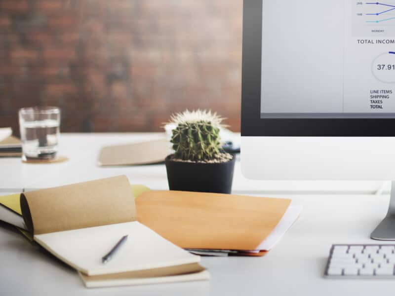 Bureau avec ordinateur et bloc-notes, illustration choix entre logiciel et expert-comptable