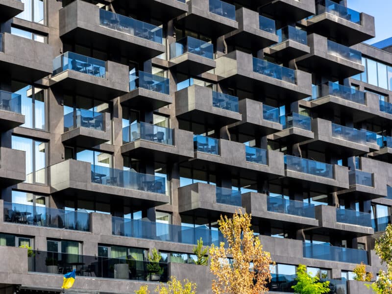 Façade d'une résidence moderne avec balcons, typique des résidences de services éligibles au Censi-Bouvard