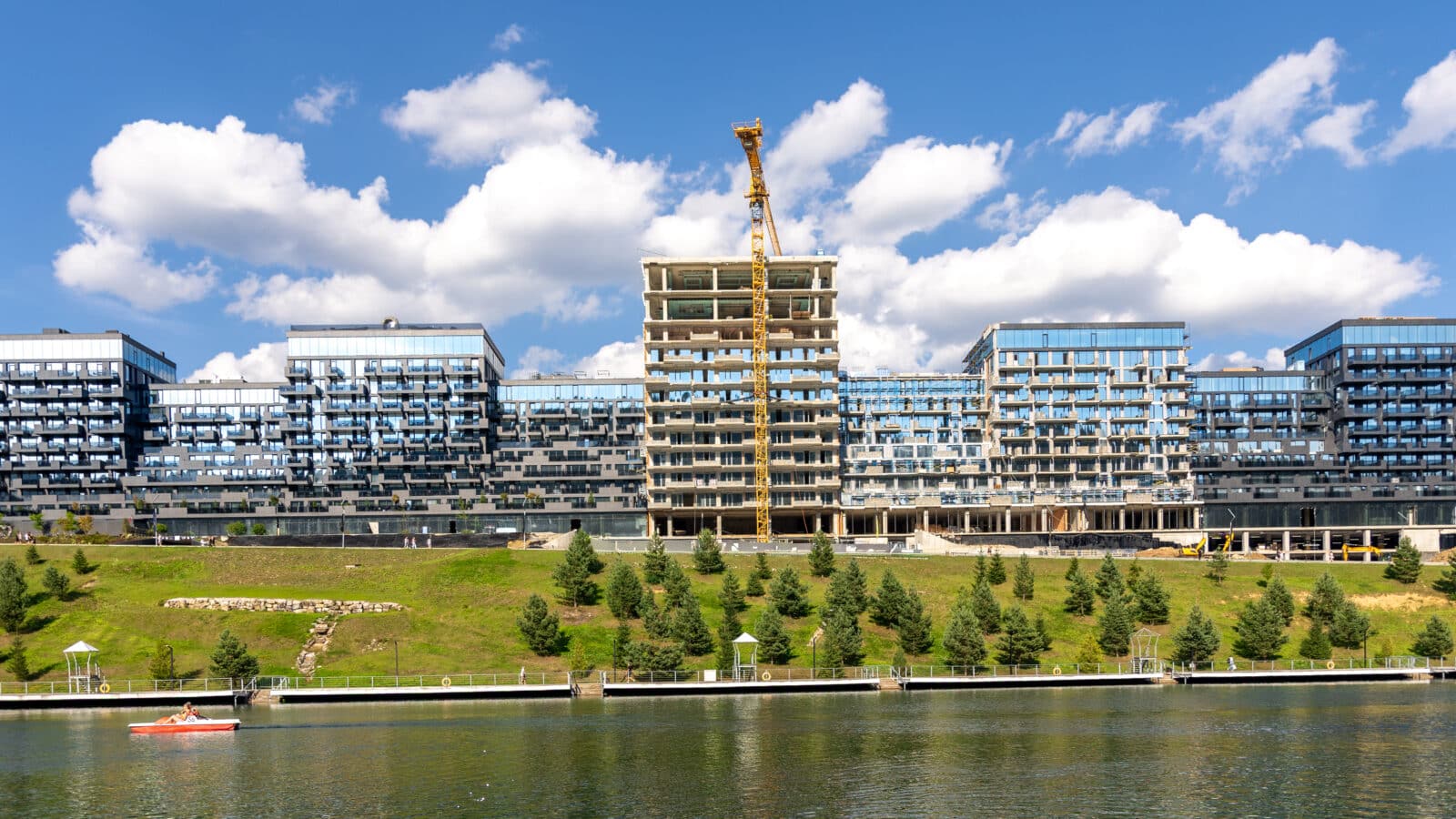 Immeuble neuf en construction en bord d'eau, illustration de l'article LMNP ou Pinel