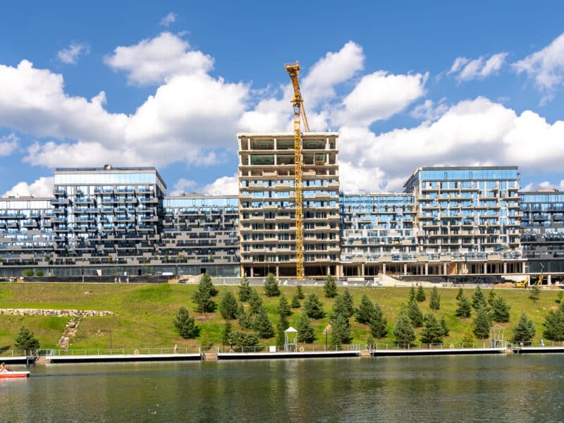 Immeuble neuf en construction en bord d'eau, illustration de l'article LMNP ou Pinel