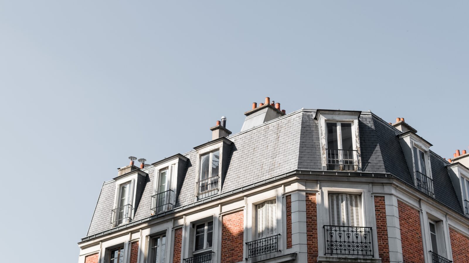 Immeuble résidentiel parisien avec balcons, photo d'illustration