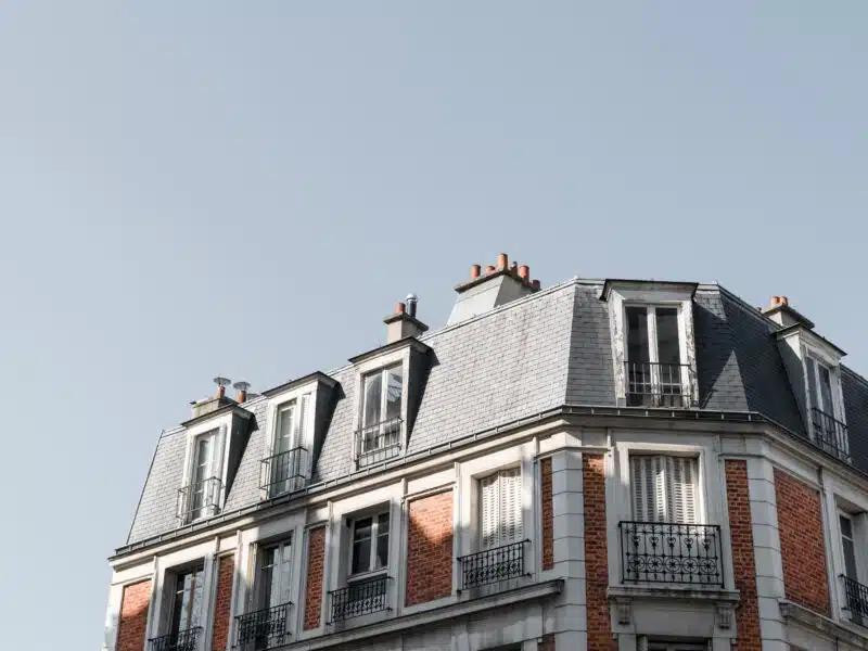 Immeuble résidentiel parisien avec balcons, photo d'illustration