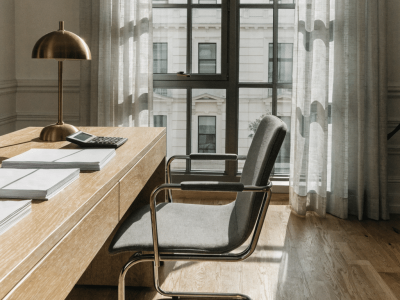 Coin bureau élégant dans un appartement meublé avec calculatrice et documents