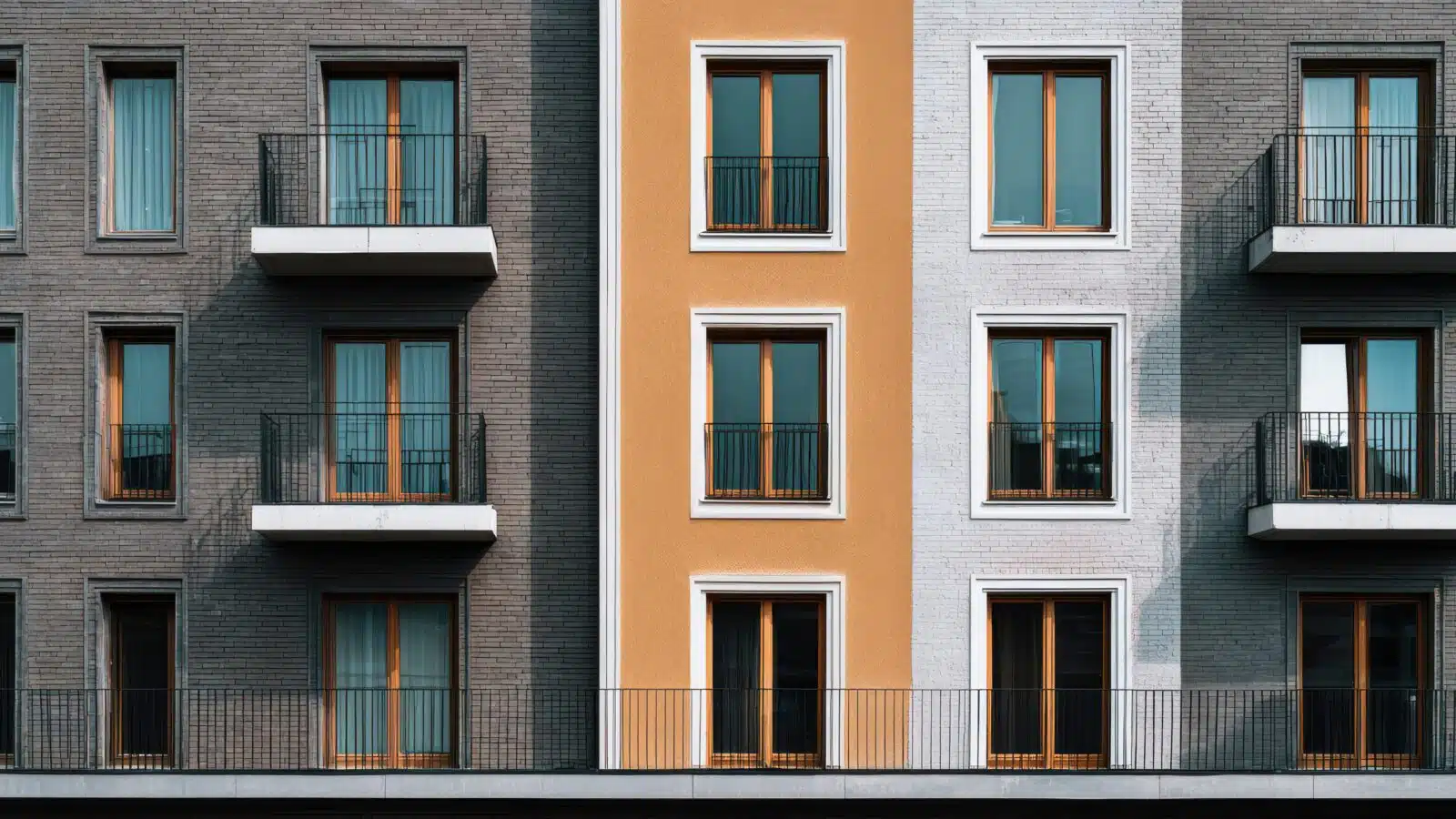 Façade d'un immeuble résidentiel contemporain à balcons, photo d'illustration
