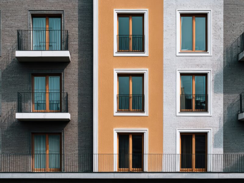 Façade d'un immeuble résidentiel contemporain à balcons, photo d'illustration