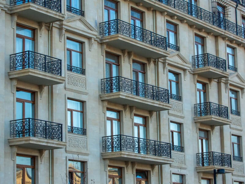 Façade d'immeuble parisien avec balcons en fer forgé, photo d'illustration