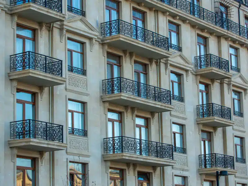 Façade d'immeuble parisien avec balcons en fer forgé, photo d'illustration