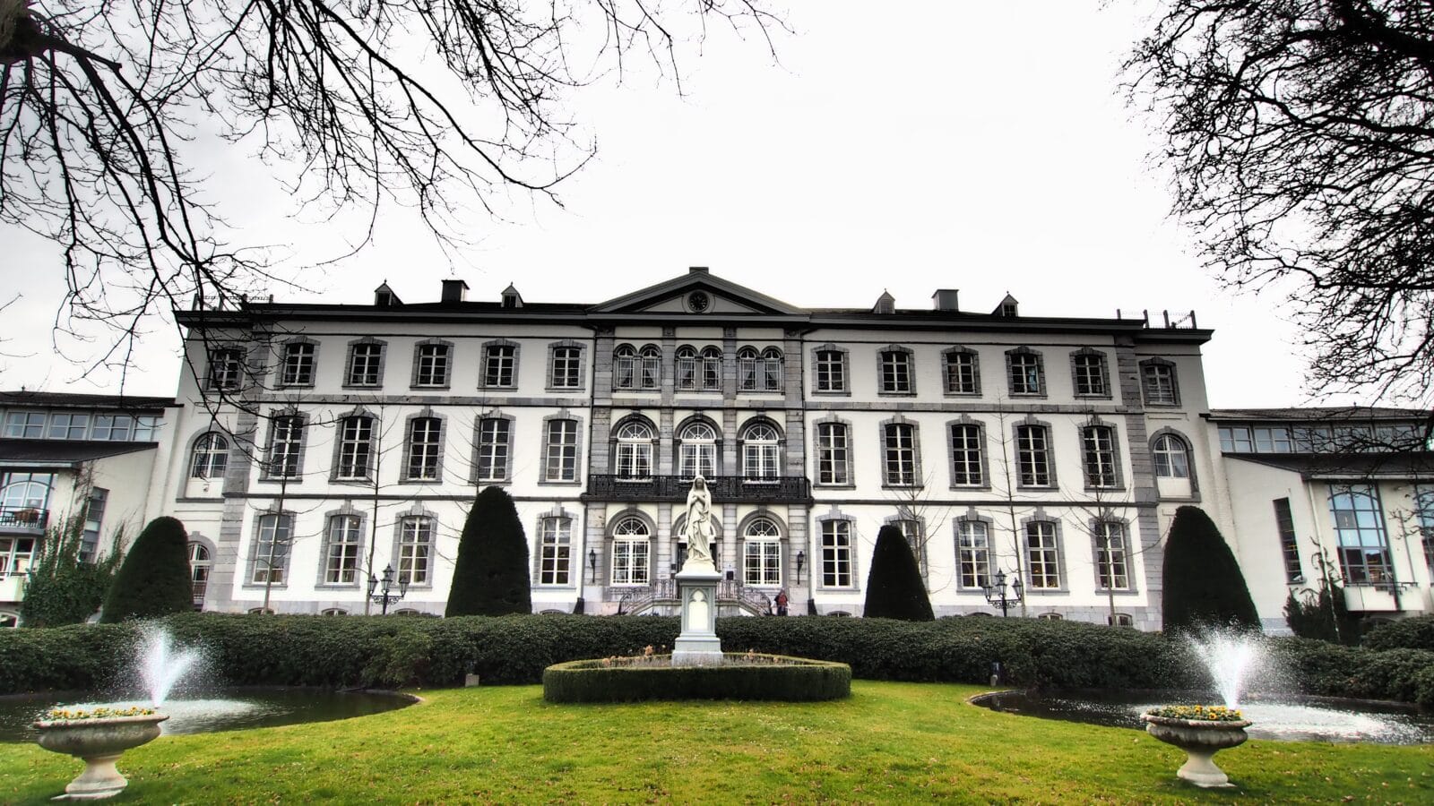Bâtiment et espace vert, photo d'illustration pour Aulnay-sous-Bois