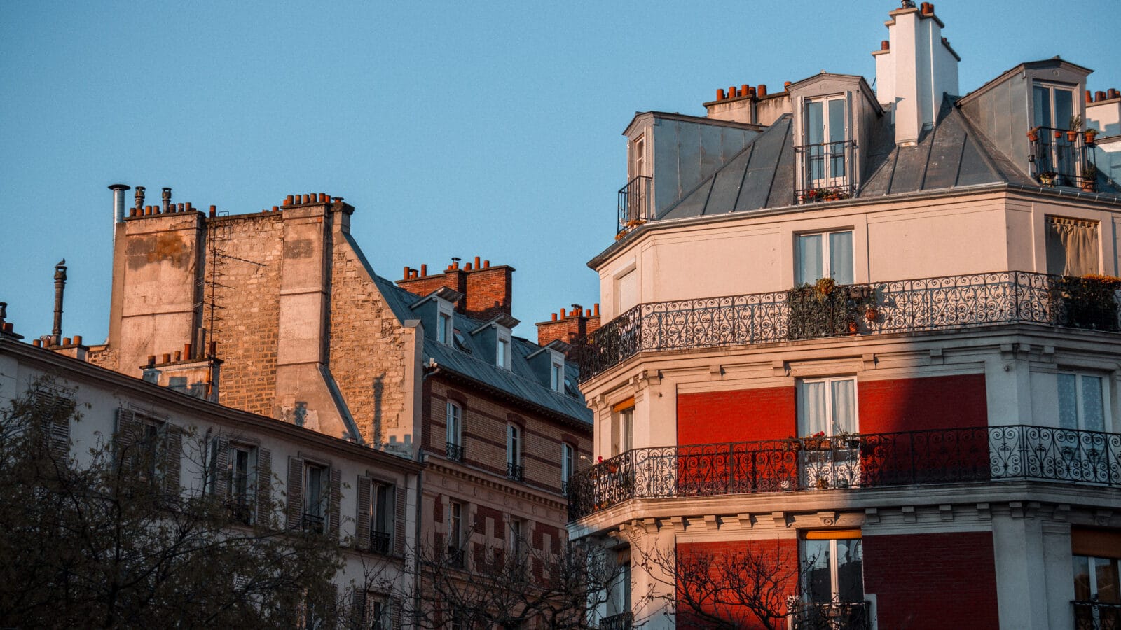 Immeuble résidentiel contemporain avec balcons, illustration générique