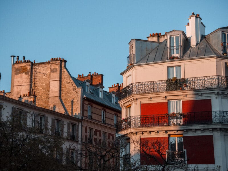 Immeuble résidentiel contemporain avec balcons, illustration générique